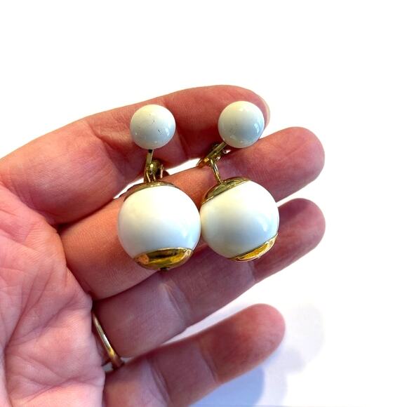 Mod clip on earrings white beads & gold tone finishes vintage 1970’s runway chic - Picture 5 of 5